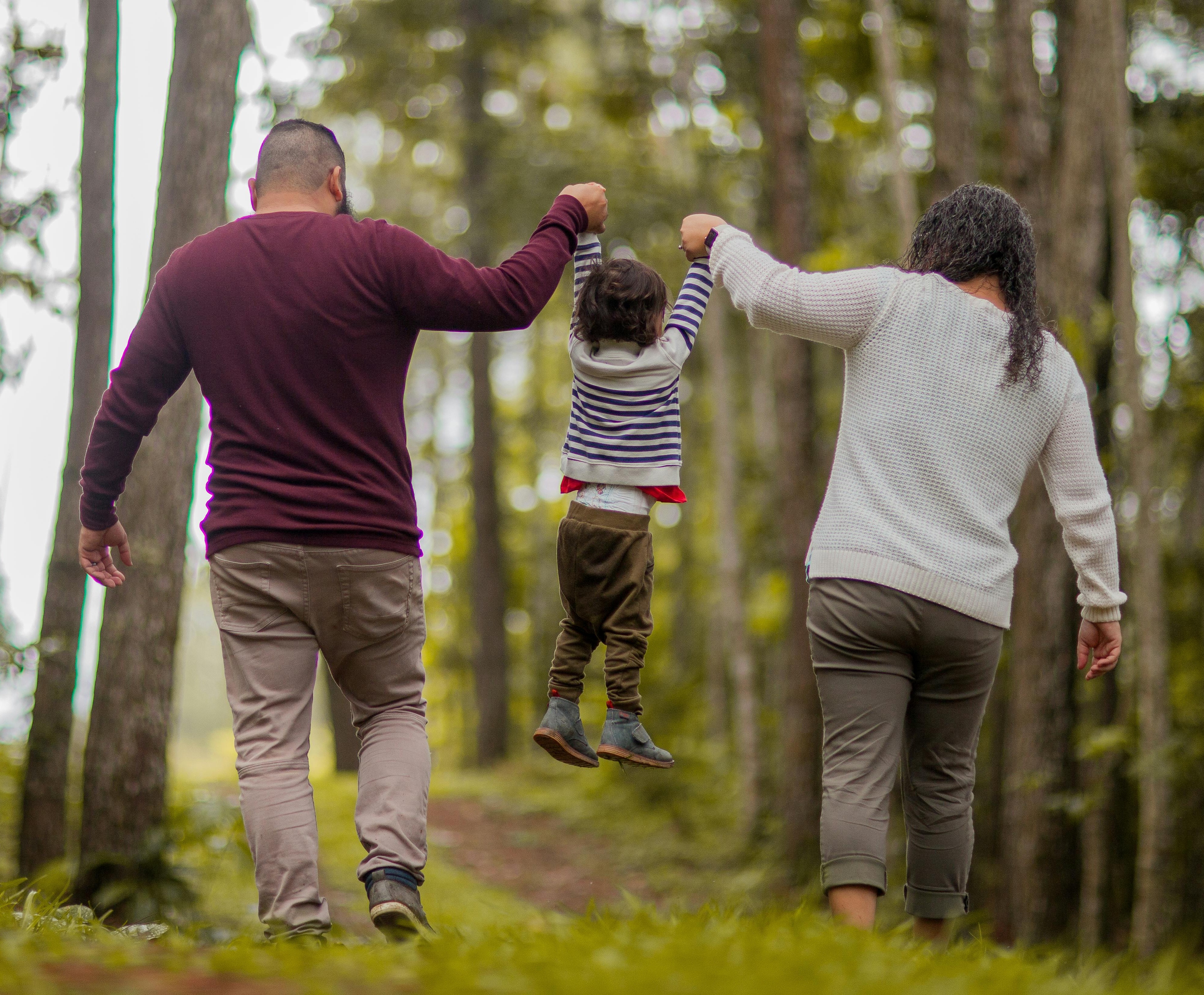 Papás con bebé en actividad musical